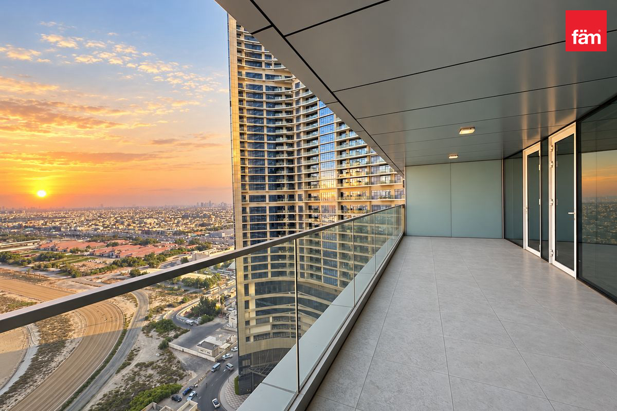 Средний этаж | Al Habtoor | Вид на Meydan