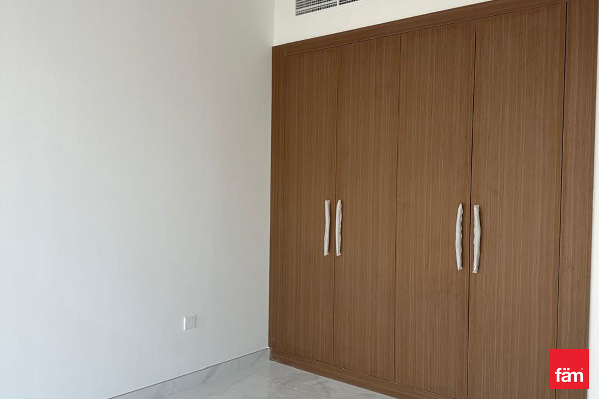 Вид на бассейн | Новостройка | Vastu Unit