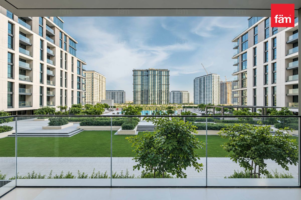 Полный вид на бассейн и парк | Низкий этаж | Новостройка