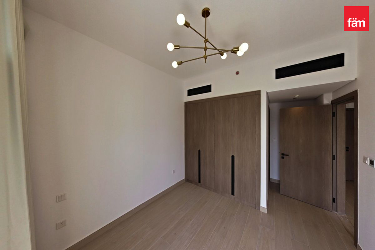 Полностью меблирована | Laya Heights | Полный вид на бассейн — 2