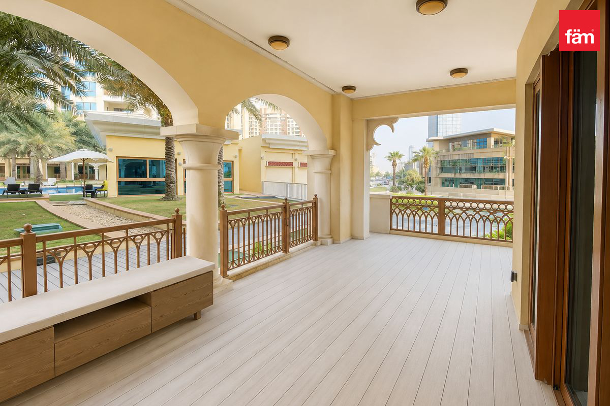 Spacious Pool-Facing Residence In Palm Jumeirah