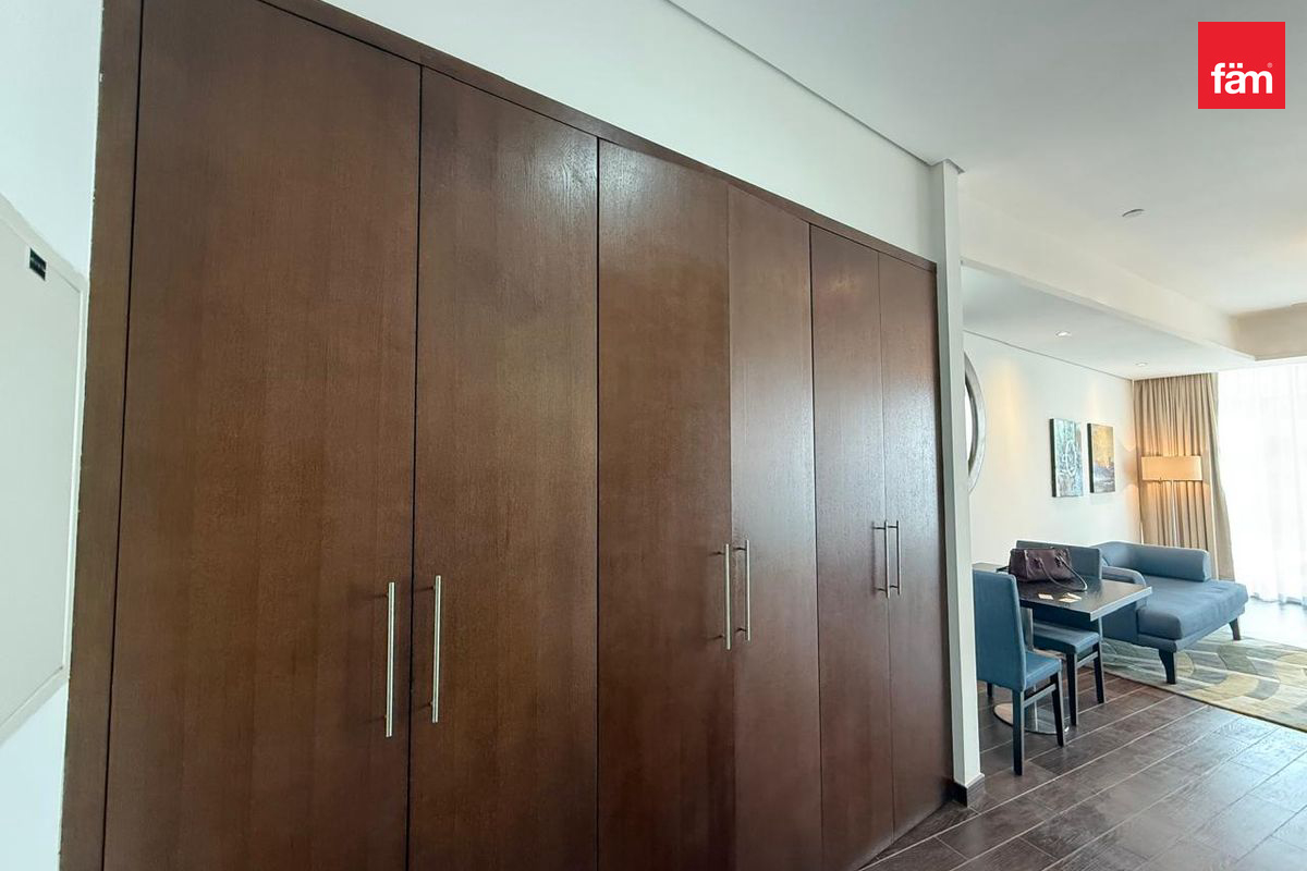 Просторная меблированная студия | 604 ft² | Высокий этаж — 5