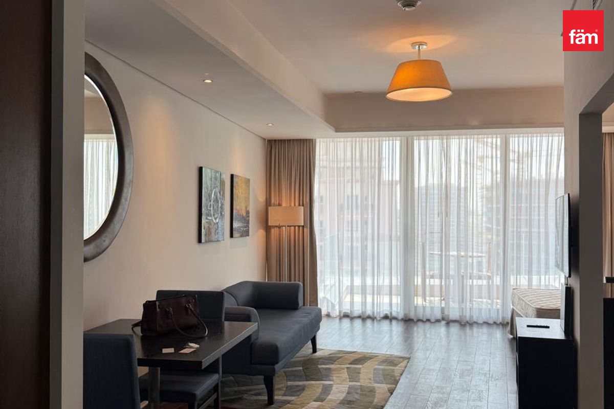 Просторная меблированная студия | 604 ft² | Высокий этаж — 3