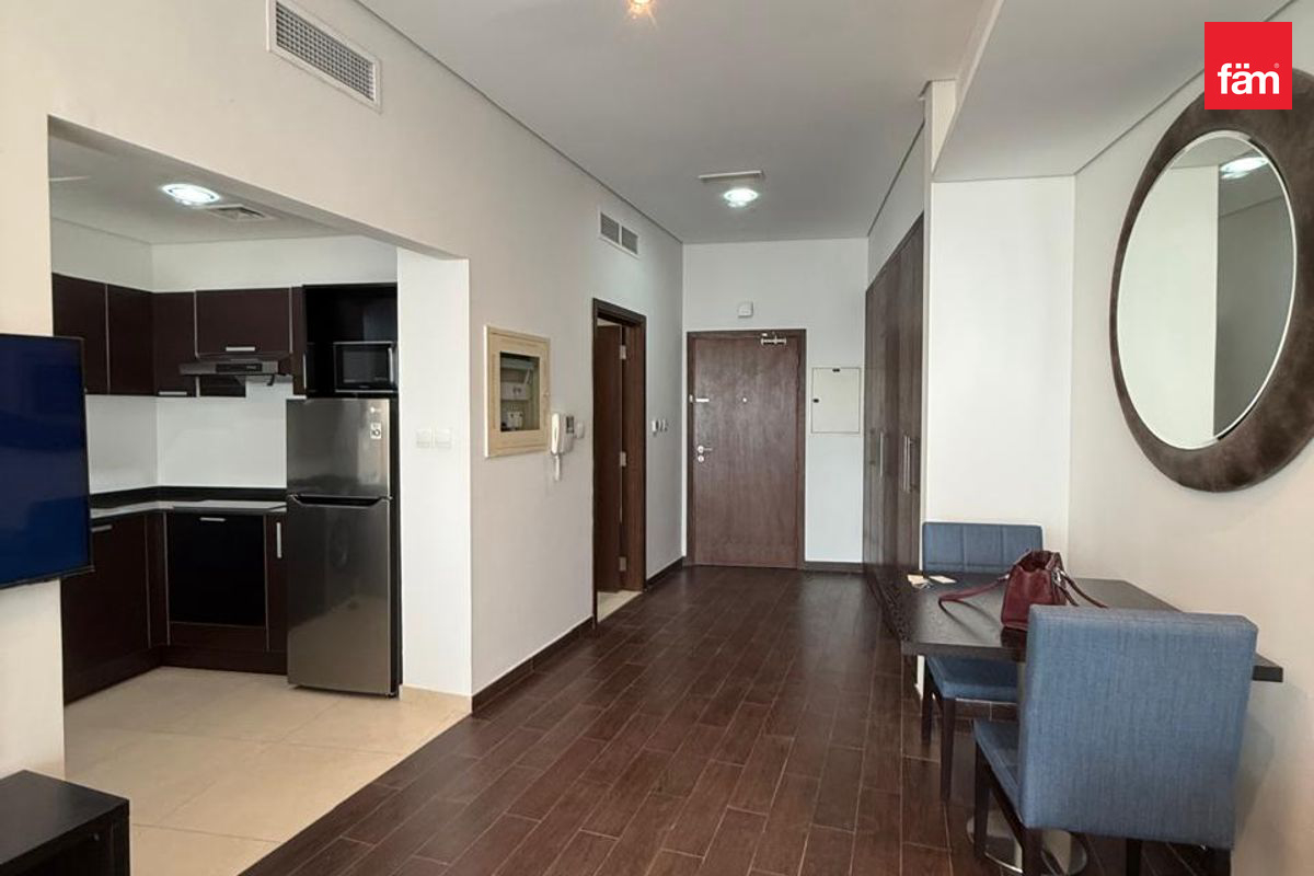 Просторная меблированная студия | 604 ft² | Высокий этаж