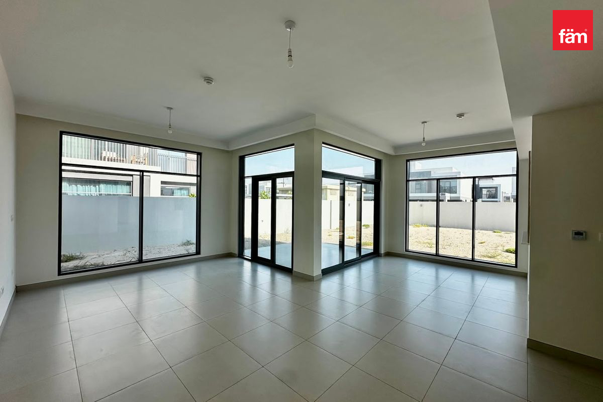 Corner, Luxury 5-Bedroom Beachfront Villa For Rent — 4