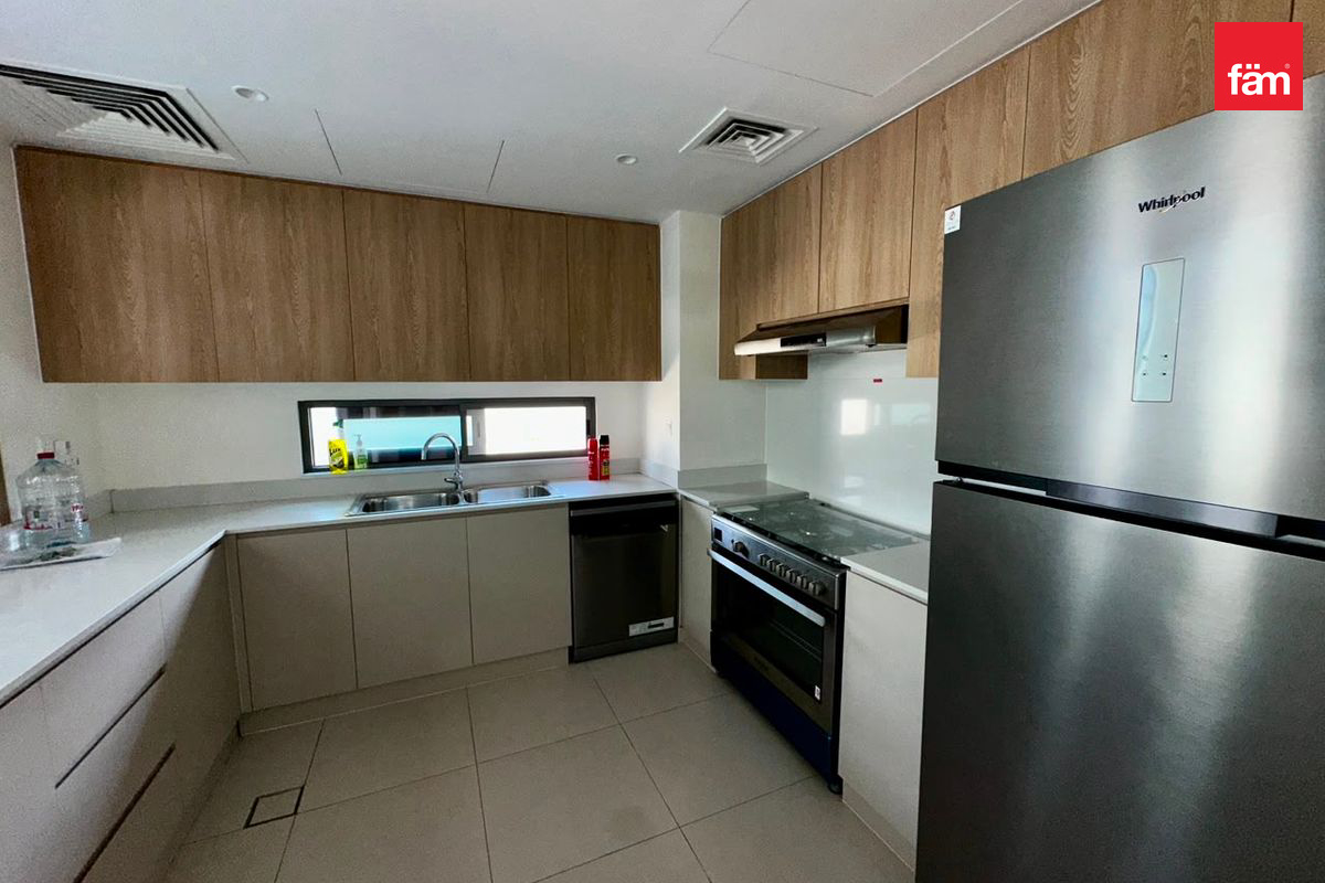 Corner, Luxury 5-Bedroom Beachfront Villa For Rent — 3
